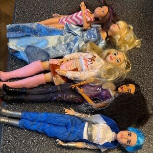 Assorted Barbie dolls